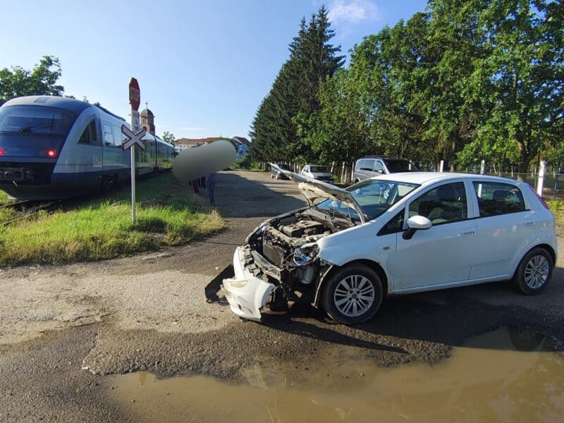 accident feroviar în municipiul sibiu în cartierul ștrand o mașină a fost lovită de tren fără victime doar pagube materiale