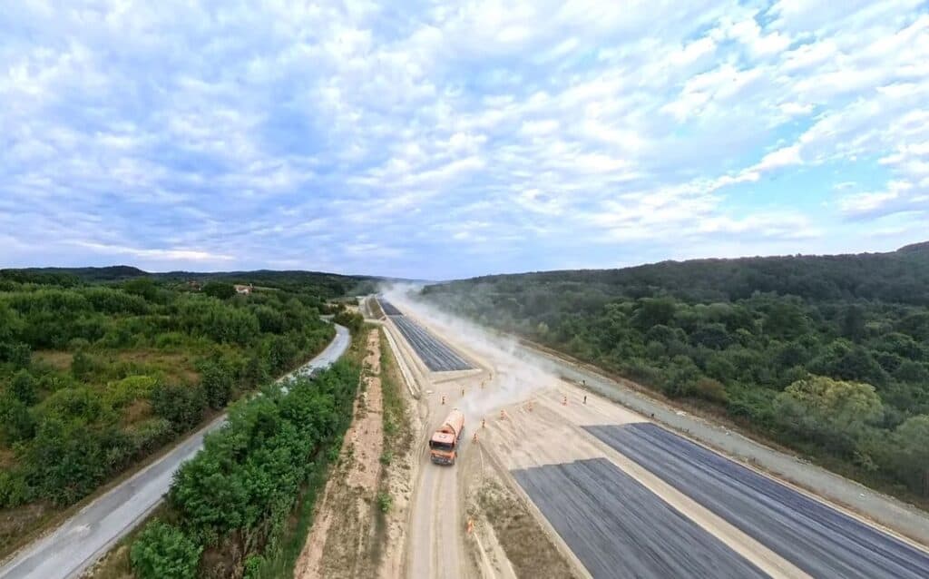Autostrada Holdea–Margina pe A1 Lugoj–Deva avansează spre finalizare începe asfaltarea și echiparea fabricii de grinzi pentru structuri majore 1 Autostrada Holdea–Margina pe A1 Lugoj–Deva avansează spre finalizare începe asfaltarea și echiparea fabricii de grinzi pentru structuri majore