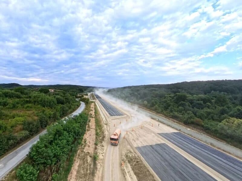 autostrada holdea–margina pe a1 lugoj–deva avansează spre finalizare începe asfaltarea și echiparea fabricii de grinzi pentru structuri majore