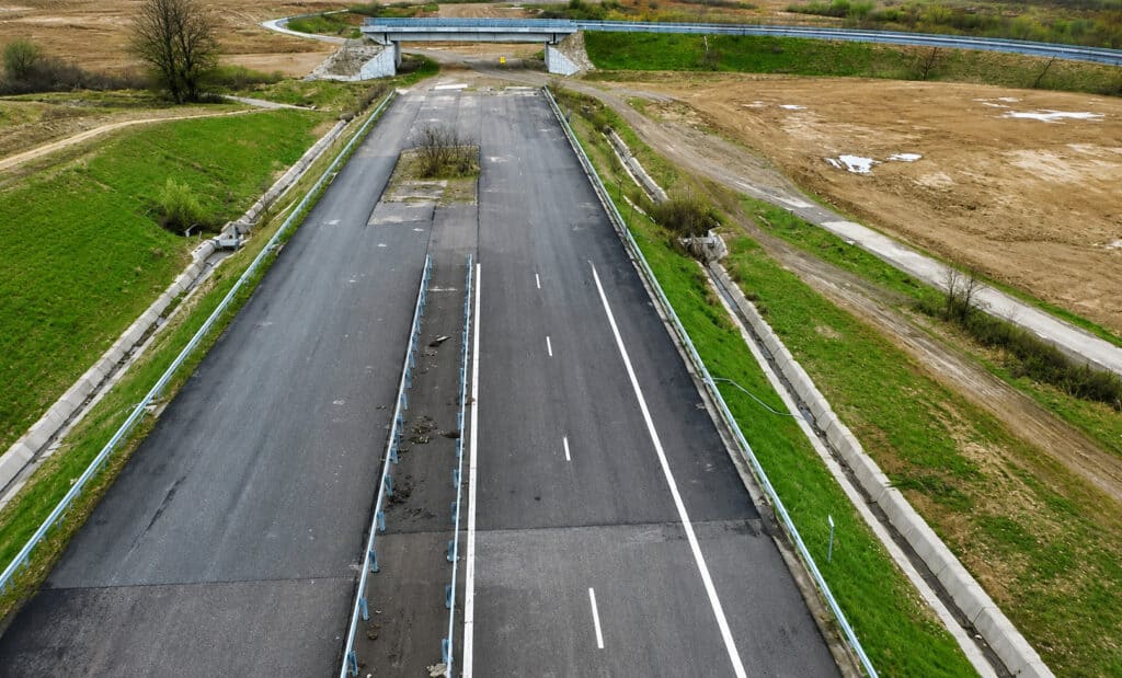 Autostrăzi, căi ferate, metroul din Cluj și magistrala M4 din București rămân fără finanțare europeană România se confruntă cu un deficit de 10-15 miliarde euro pentru infrastructură și riscă împrumuturi cu dobânzi de 6-8% după expirarea PNRR în august 2026 1 Autostrăzi, căi ferate, metroul din Cluj și magistrala M4 din București rămân fără finanțare europeană România se confruntă cu un deficit de 10-15 miliarde euro pentru infrastructură și riscă împrumuturi cu dobânzi de 6-8% după expirarea PNRR în august 2026