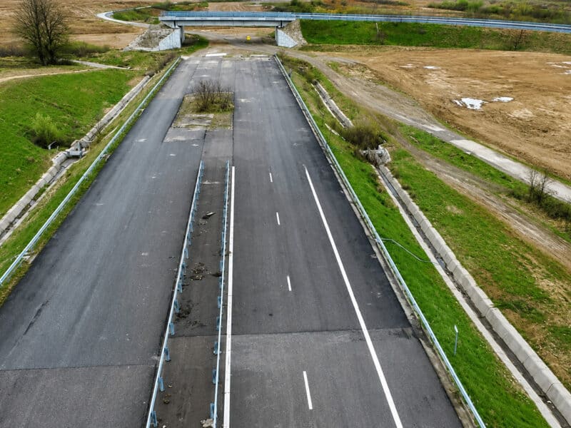 autostrăzi, căi ferate, metroul din cluj și magistrala m4 din bucurești rămân fără finanțare europeană românia se confruntă cu un deficit de 10-15 miliarde euro pentru infrastructură și riscă împrumuturi cu dobânzi de 6-8% după expirarea pnrr în august 2026