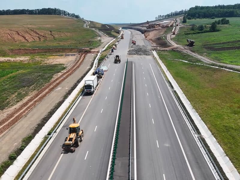 tronsonul poarta sălajului – zimbor de pe autostrada transilvania poate fi deschis traficului în iulie, restul până la nădășelu în decembrie, după întârzieri de trei ani și finalizarea a două viaducte realizate de o firmă turcă
