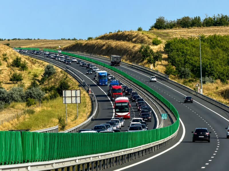 se circulă cu dificultate pe a1 la margina din cauza capacității reduse a infrastructurii rutiere șoferii sunt sfătuiți să aleagă rute alternative pentru a evita blocajele