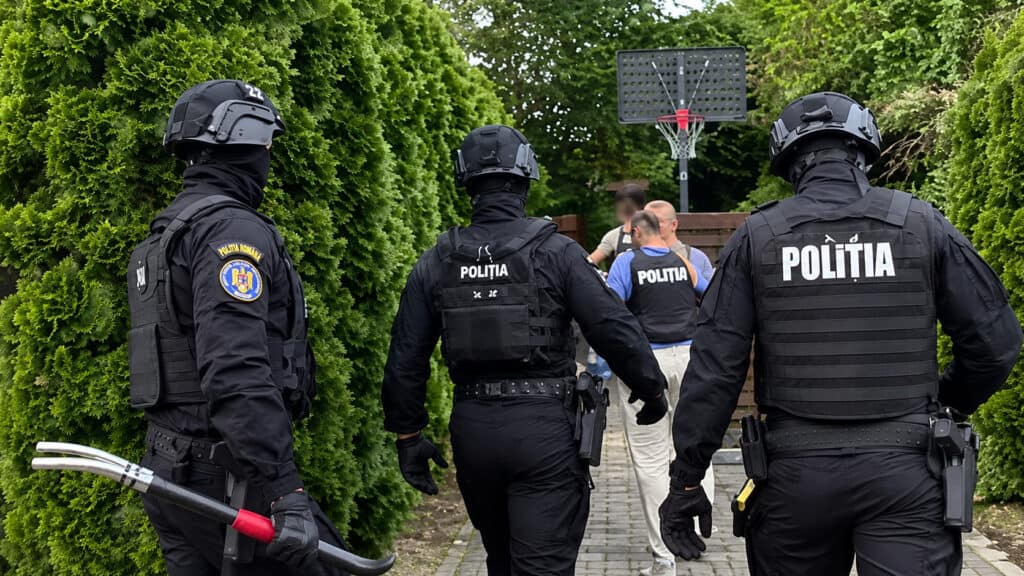 Tânăr de 19 ani reținut la Avrig pentru furt și tranzacții frauduloase cu cardul unui bătrân de 77 de ani din Sibiu 1 Tânăr de 19 ani reținut la Avrig pentru furt și tranzacții frauduloase cu cardul unui bătrân de 77 de ani din Sibiu