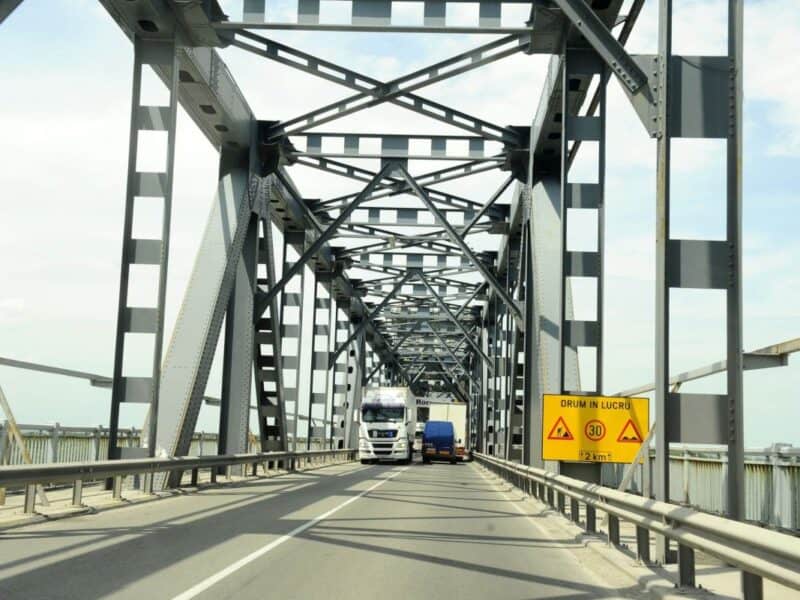 cozi și trafic dirijat pe podul prieteniei giurgiu-ruse din cauza lucrărilor de modernizare a iluminatului până joi ora 11:00