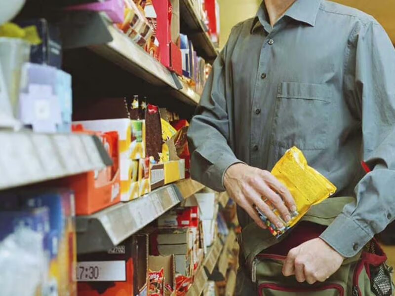 bărbat din sibiu condamnat la 1 an cu suspendare după ce a furat alcool, ciocolată și cafea din mai multe supermarketuri folosind scuze neconvingătoare precum că ar fi primit produsele cadou de la un preot
