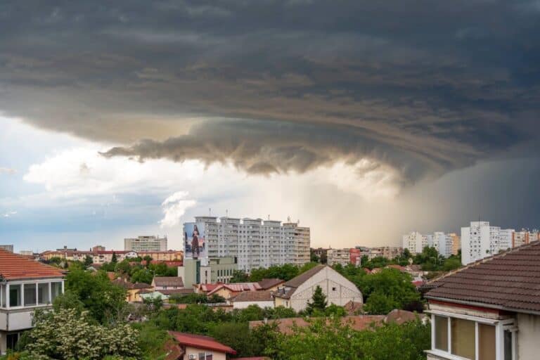 val de caniculă cu temperaturi de până la 37 de grade și nopți tropicale în mai multe regiuni, avertizări de furtuni cu grindină și vijelii emise de anm