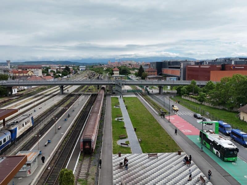 trenurile de navetă cu mers cadențat vor conecta 41 de orașe mari din românia într-un proiect de peste 10 milioane de lei, implementarea durând 24 de luni