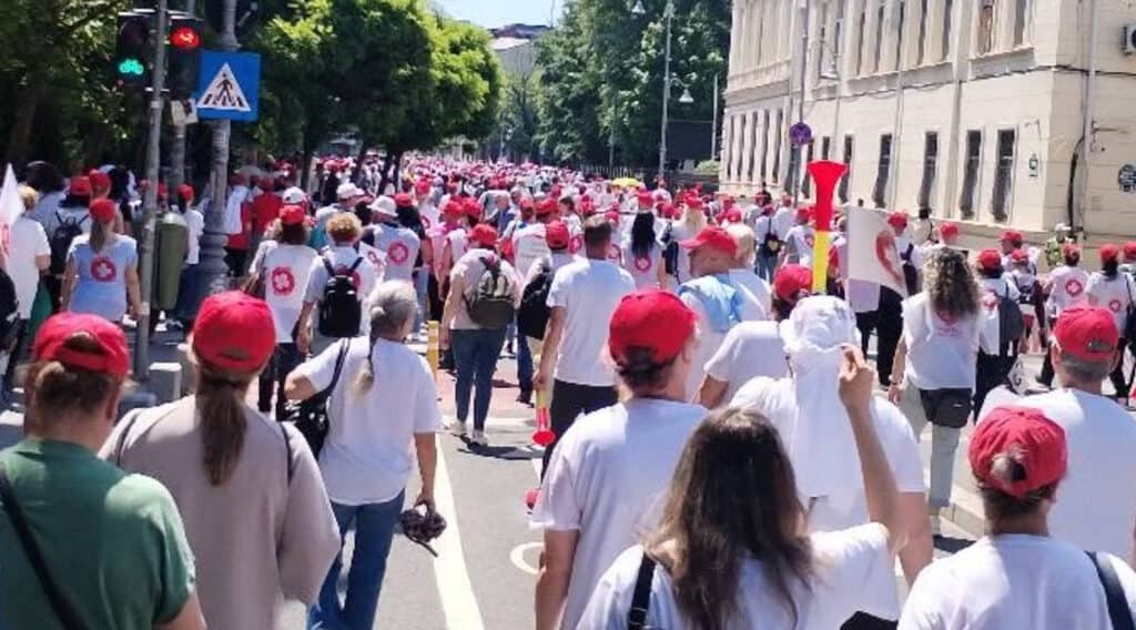 Grevă de avertisment în peste 400 de spitale din țară și București pe 20 iulie suspendarea internărilor consultațiilor și operațiilor programate între 09:00 și 11:00 1 Grevă de avertisment în peste 400 de spitale din țară și București pe 20 iulie suspendarea internărilor consultațiilor și operațiilor programate între 09:00 și 11:00