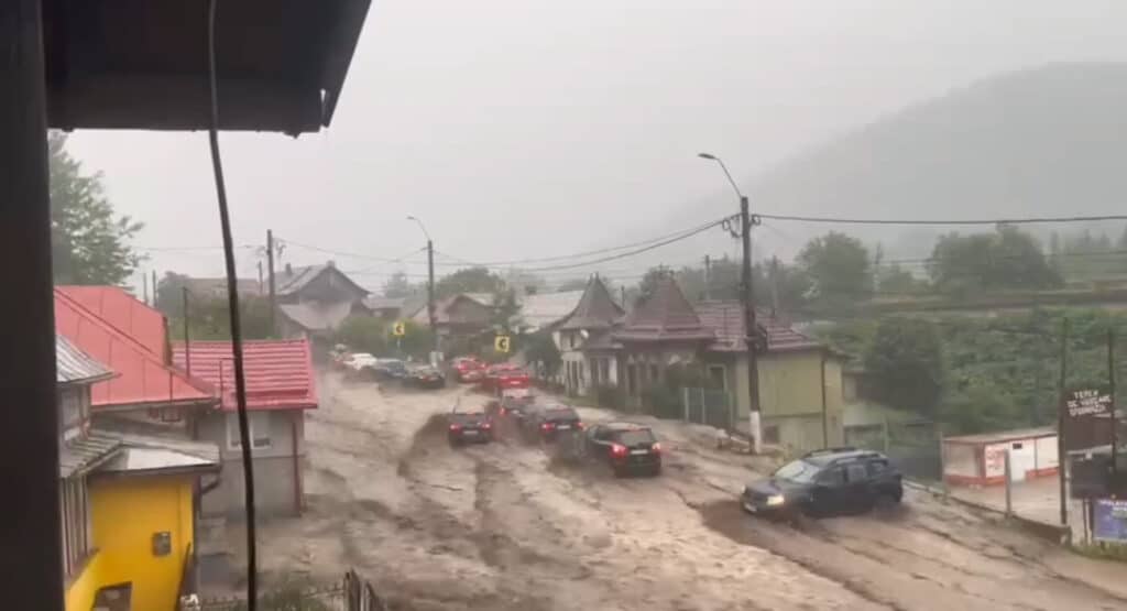 Viitură devastatoare în Bușteni după ploi torențiale: străzi inundate, mașini luate de ape și 12 persoane salvate de pompieri 1 Viitură devastatoare în Bușteni după ploi torențiale: străzi inundate, mașini luate de ape și 12 persoane salvate de pompieri