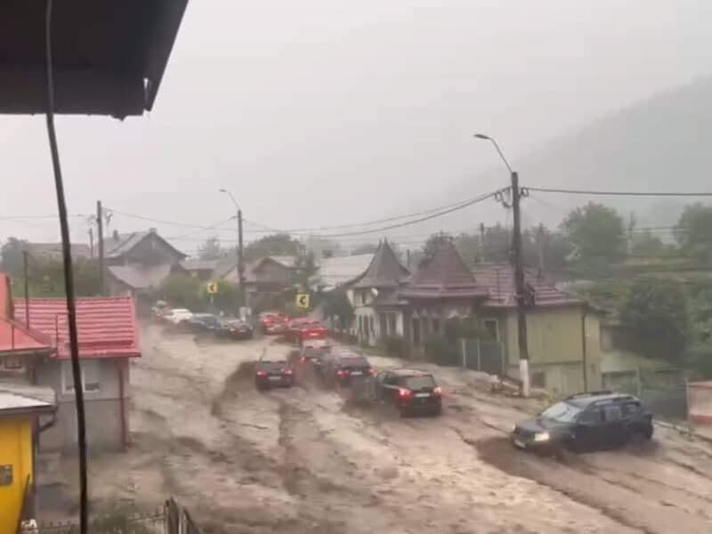 viitură devastatoare în bușteni după ploi torențiale: străzi inundate, mașini luate de ape și 12 persoane salvate de pompieri