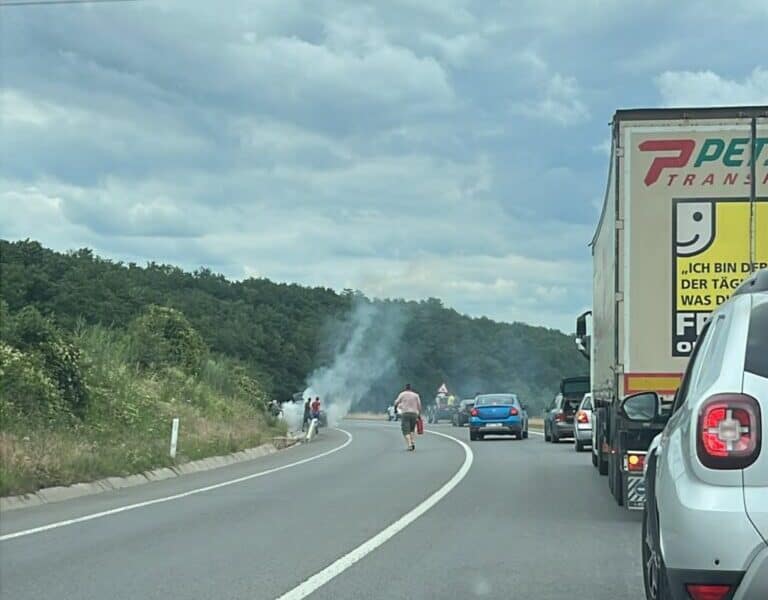 incendiu în trafic la șura mare: o mașină a luat foc în mers, traficul a fost îngreunat, șoferul ajutat de ceilalți participanți cu extinctoare