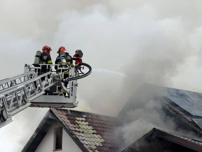 intervenție dificilă la popasul avrig pe dn1 din cauza incendiului activ și a panourilor fotovoltaice de pe acoperiș