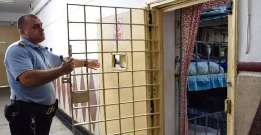 Medieșean încarcerat după emiterea unui mandat pentru tentativă de tâlhărie calificată cu pedeapsa de doi ani și șase luni de închisoare 1 Medieșean încarcerat după emiterea unui mandat pentru tentativă de tâlhărie calificată cu pedeapsa de doi ani și șase luni de închisoare