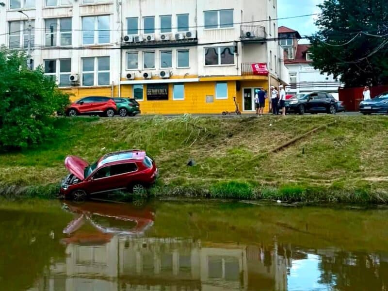 accident pe strada malului din sibiu o mașină aproape să ajungă în albia râului cibin fără victime raportate