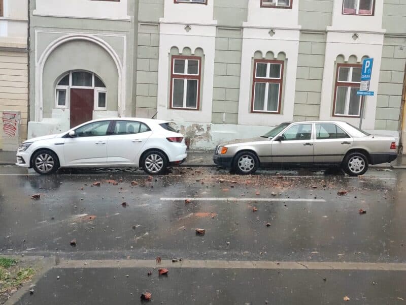 trei mașini avariate la sibiu după prăbușirea unui horn vechi pe strada avram iancu fără victime pompierii isu au intervenit pentru asigurarea zonei și îndepărtarea elementelor periculoase