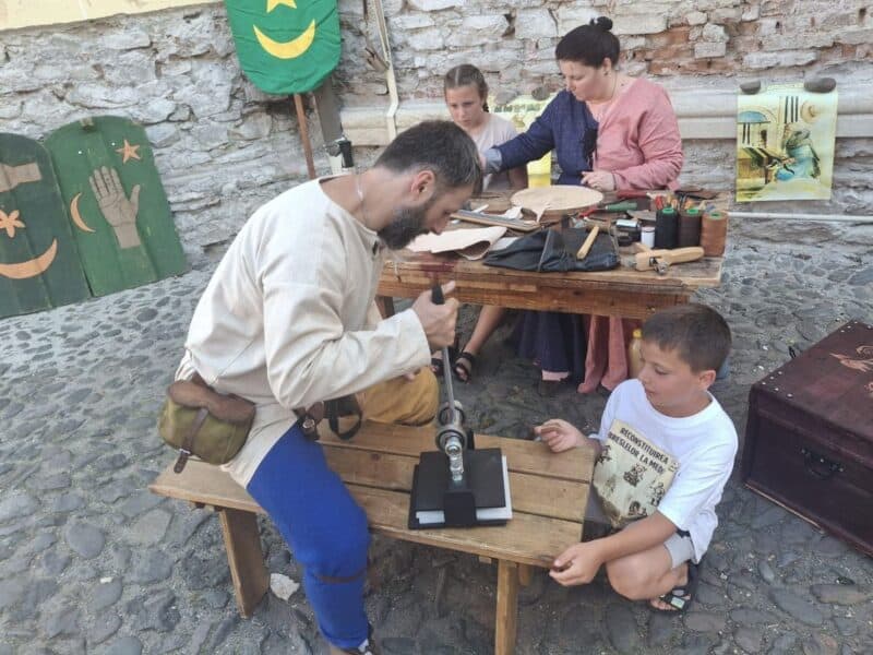 un proiect care a cucerit sute de copii revine în județul sibiu cu ateliere gratuite de meșteșuguri și scriere creativă înscrierile încep pe 5 iulie