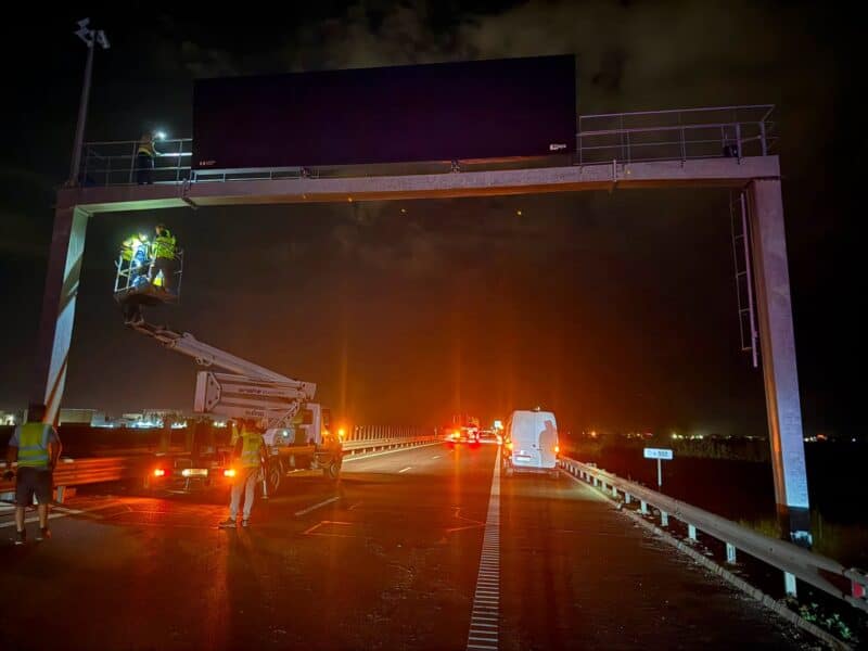 autostrada a1 se închide la sibiu 4 ore pe ambele sensuri traficul fiind deviat prin oraș pentru montarea unui panou informativ