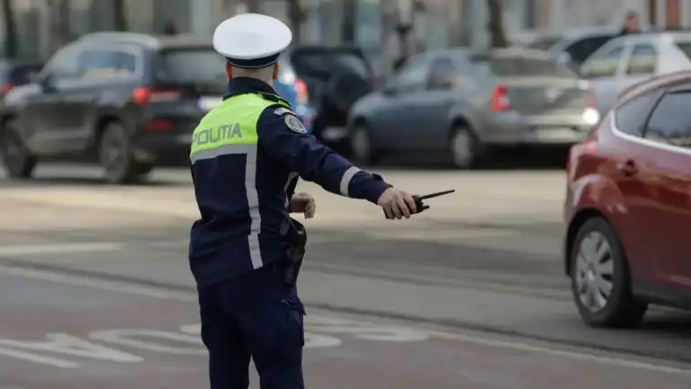 fost polițist din arad, demisionat după un scandal de corupție, arestat preventiv pentru că s-a dat drept agent rutier și a cerut mită șoferilor opriți pe dn1 în județul bihor