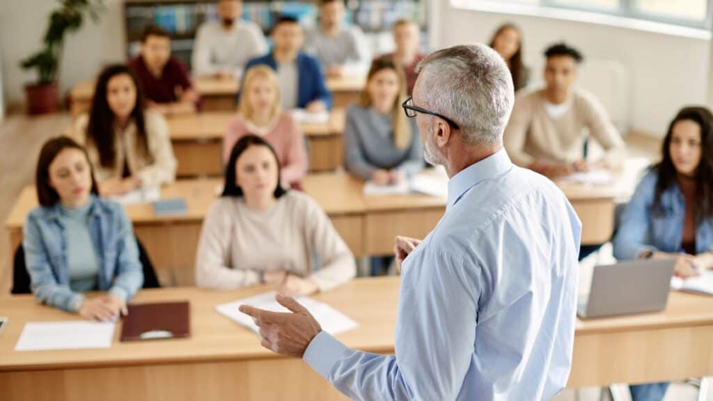 Profesorii universitari reclamă anomalii în noua grilă de salarizare 2026 inversarea ierarhiei salariale între asistenți și lectori și creșteri salariale nesemnificative la promovarea conferențiarului 1 Profesorii universitari reclamă anomalii în noua grilă de salarizare 2026 inversarea ierarhiei salariale între asistenți și lectori și creșteri salariale nesemnificative la promovarea conferențiarului