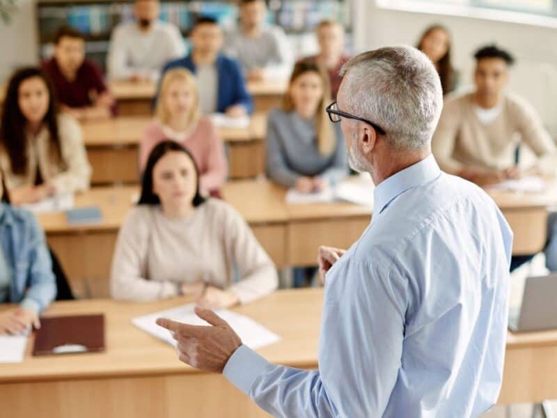 profesorii universitari reclamă anomalii în noua grilă de salarizare 2026 inversarea ierarhiei salariale între asistenți și lectori și creșteri salariale nesemnificative la promovarea conferențiarului
