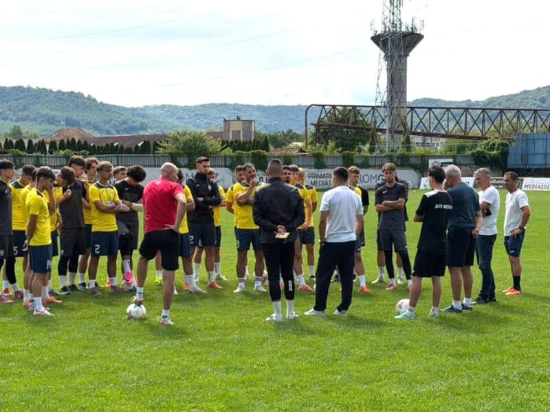 acs mediaș 2022 s-a reunit pe stadionul 8 mai cu un fost atacant de la gaz metan și noi transferuri în lot