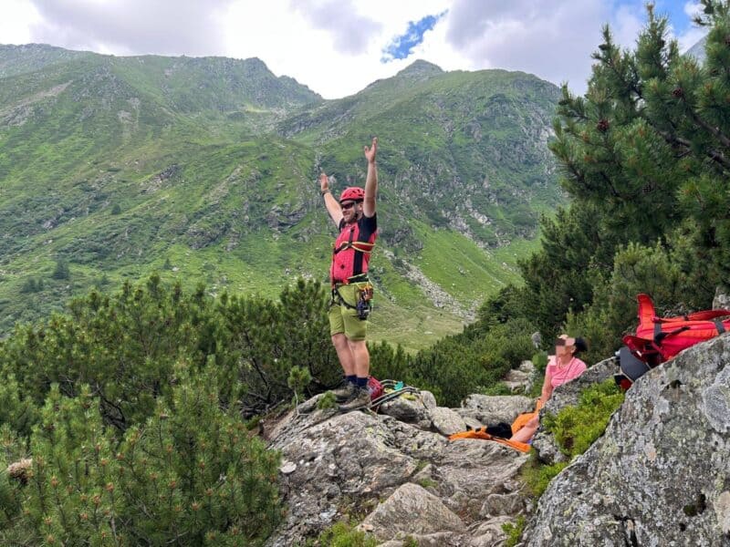 intervenția elicopterului smurd în munții făgăraș s-a încheiat cu extragerea unei turiste rănite din zona greu accesibilă