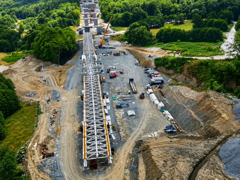 lucrările la secțiunea 3 a autostrăzii sibiu-pitești între cornetu și tigveni avansează cu 15% în condițiile mobilizării a 1.300 de muncitori și 530 de utilaje, în așteptarea acordului revizuit de mediu pentru extinderea șantierului