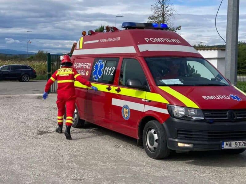 femeie de 72 de ani resuscitată pe dn14 la slimnic după ce a fost lovită de o mașină în timp ce mergea pe lângă bicicletă, transportată la upu sibiu în stare gravă