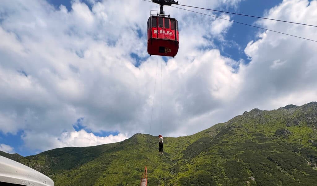 Final fericit la Bâlea: toți cei 18 turiști blocați în telecabină au fost evacuați în siguranță de salvamontiști după avaria instalației 1 Final fericit la Bâlea: toți cei 18 turiști blocați în telecabină au fost evacuați în siguranță de salvamontiști după avaria instalației