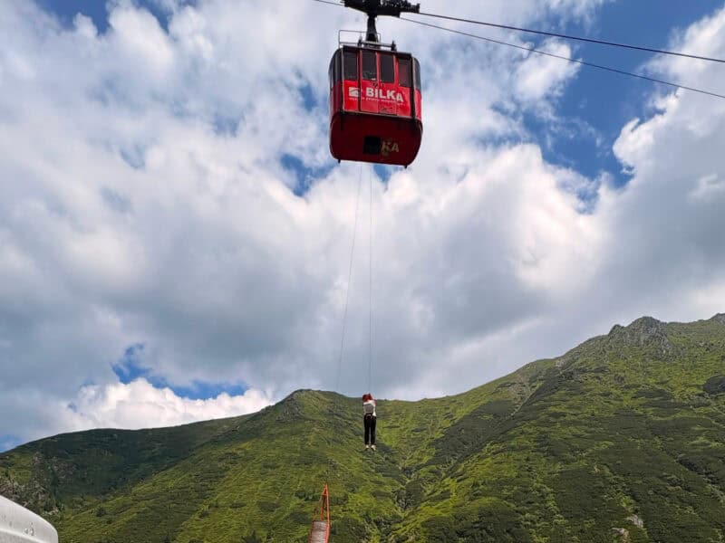 final fericit la bâlea: toți cei 18 turiști blocați în telecabină au fost evacuați în siguranță de salvamontiști după avaria instalației