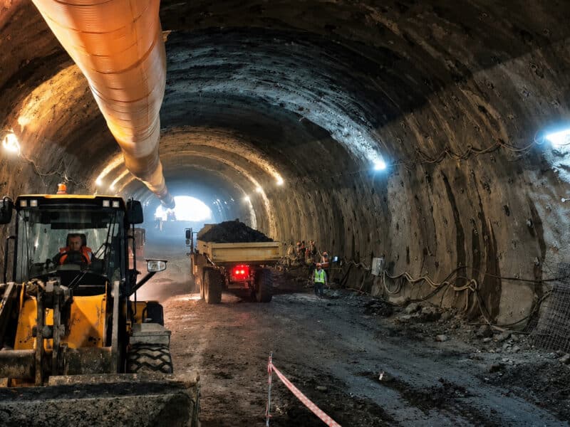 autostrada lugoj–deva: 800 de muncitori și 350 de utilaje lucrează la tuneluri, stadiul fizic al lucrărilor ajunge la aproape 68%, finalizarea completă rămâne incertă până în 2027