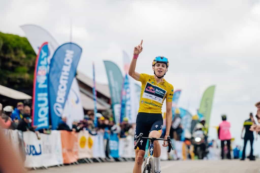 Zi istorică la Turul Ciclist al Sibiului 2026 Lorenzo Mark Finn doboară recordul de ascensiune pe Transfăgărășan cu peste un minut și obține a doua victorie consecutivă de etapă 1 Zi istorică la Turul Ciclist al Sibiului 2026 Lorenzo Mark Finn doboară recordul de ascensiune pe Transfăgărășan cu peste un minut și obține a doua victorie consecutivă de etapă