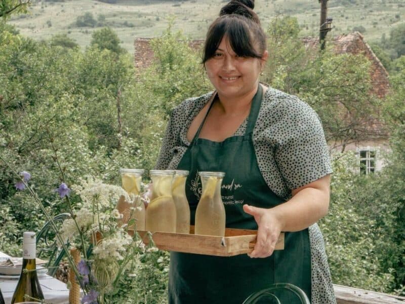 povestea alexandrei din alma vii care a transformat biserica fortificată restaurată într-un punct gastronomic local unic pentru turiști