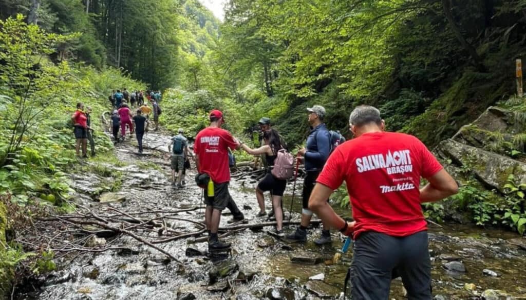 Viitură blochează accesul spre Vârful Moldoveanu în Munții Făgăraș peste 50 de turiști evacuați în siguranță după intervenția Salvamont Argeș
