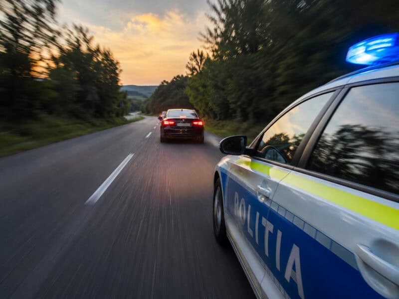 a fugit de poliție cu o mașină furată și s-a răsturnat la vurpăr
