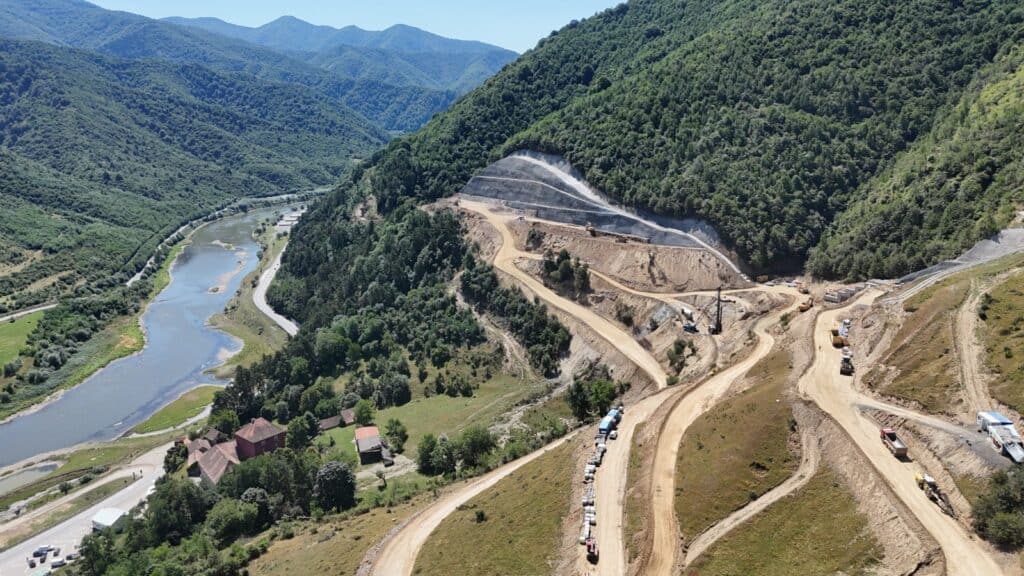 Grindeanu acuză că regulile de mediu blochează lucrările la Sibiu-Pitești 1 Lucrări la autostrada A1 Sibiu-Pitești, secțiunea Boița-Cornetu, imagine din dronă, iulie 2026