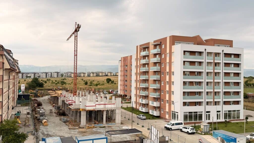 Blocajul de la ANCPI întârzie tranzacțiile, dar cererea pentru locuințe rămâne ridicată 2 blocuri noi de apartamente în construcție, piață imobiliară România