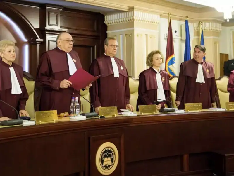 ccr declară neconstituțională sintagma „persoana care are relații asemănătoare celor dintre soți”