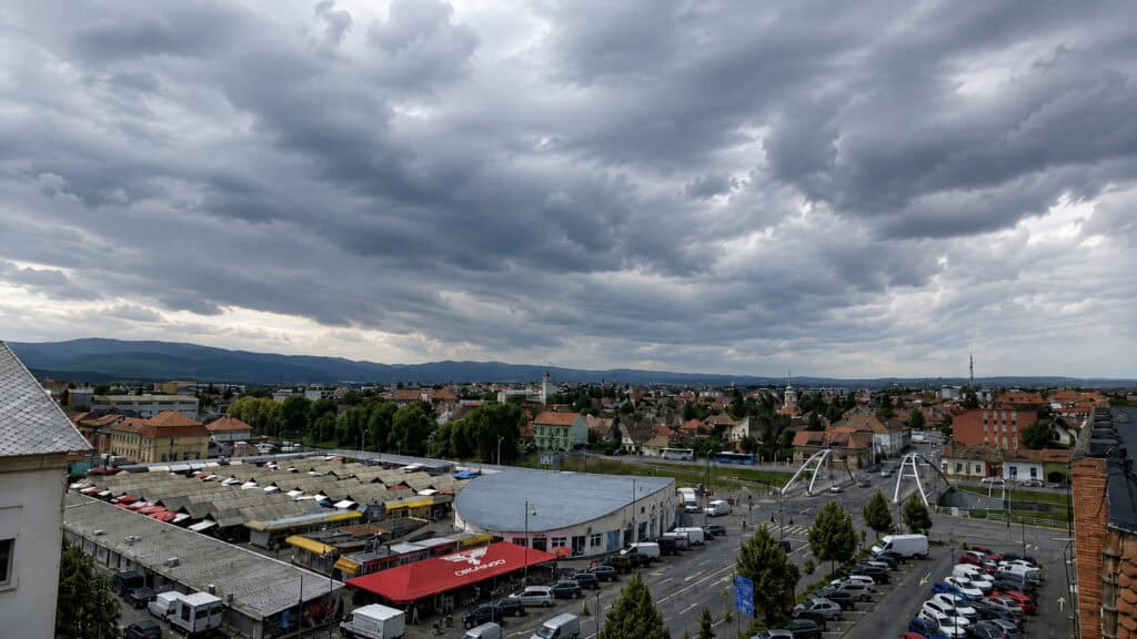 Cod galben de furtuni în zona montană a Mediaului: rafale de 70 km/h și ploi torențiale 1 Cod galben de furtuni în zona montană a Mediaului: rafale de 70 km/h și ploi torențiale