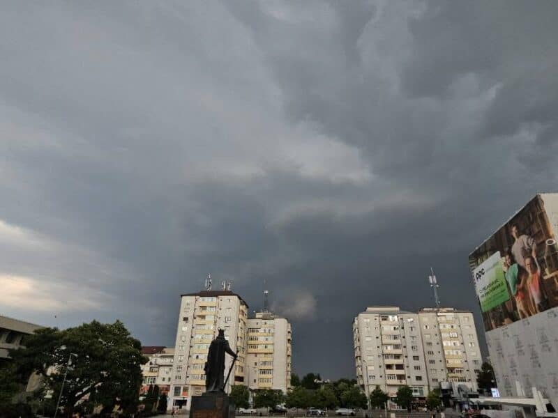 două zile de instabilitate atmosferică cu vijelii și grindină anunțate de anm