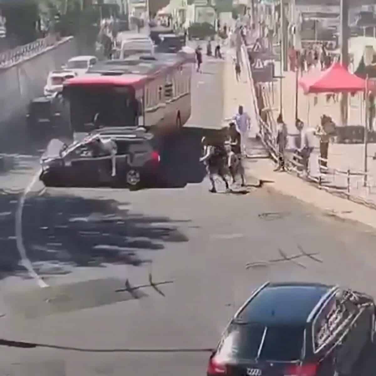 șofer beat a lovit 12 mașini cu autobuzul în zona pieței din mediaș