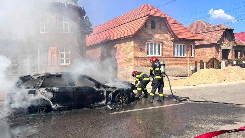 Mașină distrusă de flăcări la Brateiu, luni după-amiază 1 Mașină distrusă de flăcări la Brateiu, luni după-amiază