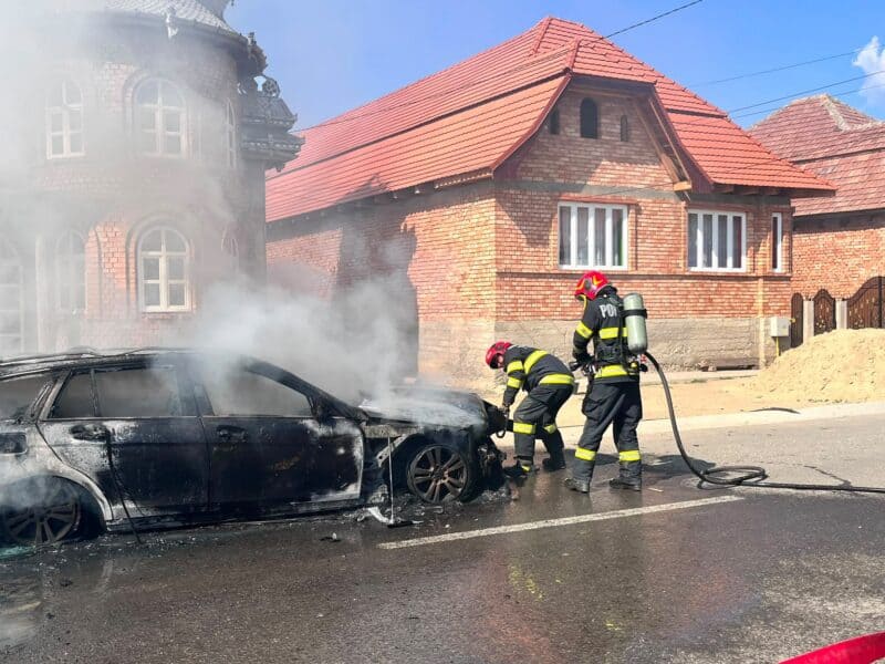mașină distrusă de flăcări la brateiu, luni după-amiază