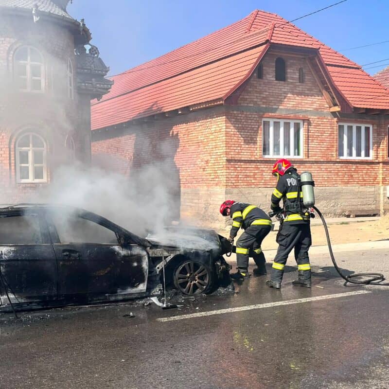 mașină distrusă de flăcări la brateiu, luni după-amiază