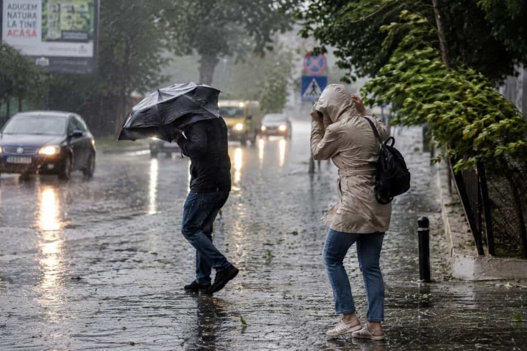 Meteorologii au actualizat avertizările: cod roșu de caniculă și cod portocaliu de furtuni și grindină în România 2 Meteorologii au actualizat avertizările: cod roșu de caniculă și cod portocaliu de furtuni și grindină în România