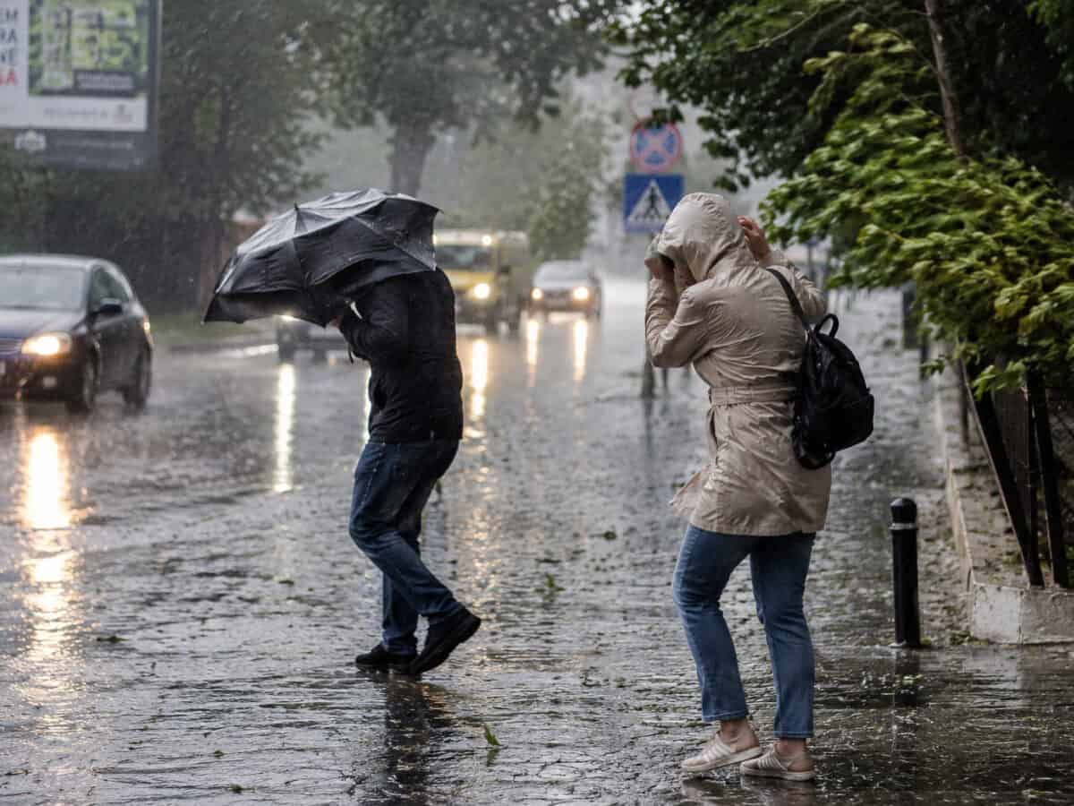 meteorologii au actualizat avertizările: cod roșu de caniculă și cod portocaliu de furtuni și grindină în românia