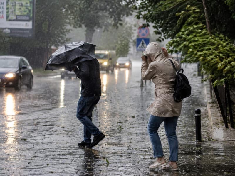 meteorologii au actualizat avertizările: cod roșu de caniculă și cod portocaliu de furtuni și grindină în românia