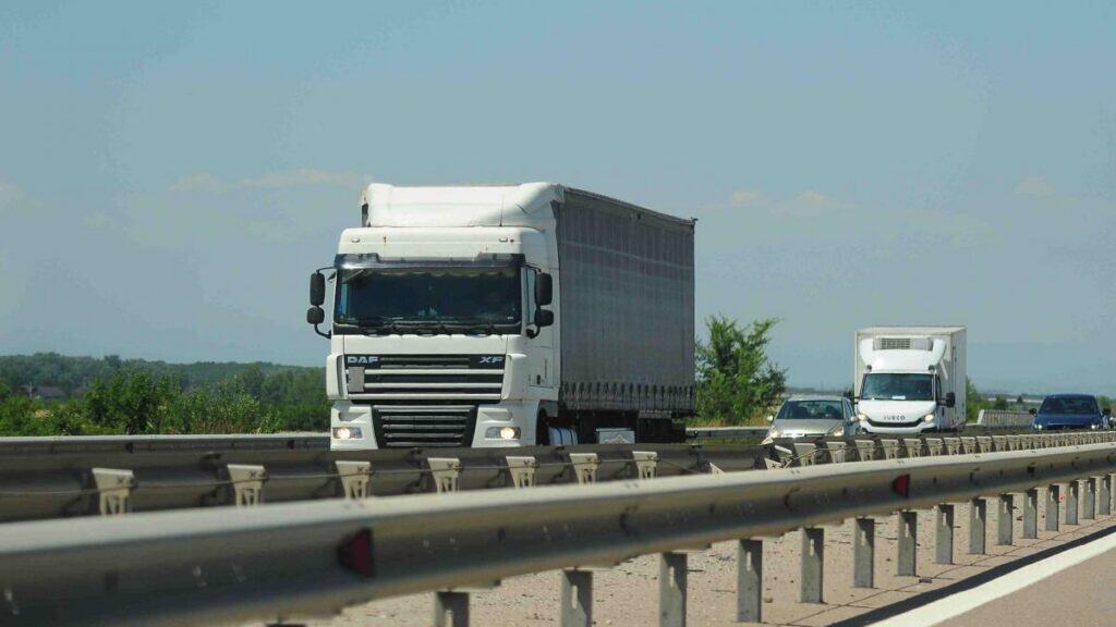 Din cauza caniculei, CNAIR prelungește restricțiile pentru camioane în șapte județe 4 Din cauza caniculei, CNAIR prelungește restricțiile pentru camioane în șapte județe
