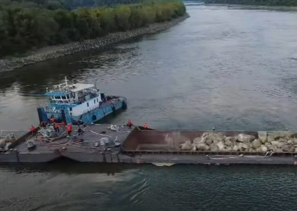 După scufundarea barjelor, nivelul Dunării a crescut cu patru centimetri și Unitatea 2 de la Cernavodă poate funcționa nouă zile 1 După scufundarea barjelor, nivelul Dunării a crescut cu patru centimetri și Unitatea 2 de la Cernavodă poate funcționa nouă zile